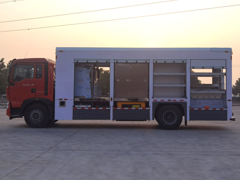 CLW5180XJS6型重汽豪沃净水车