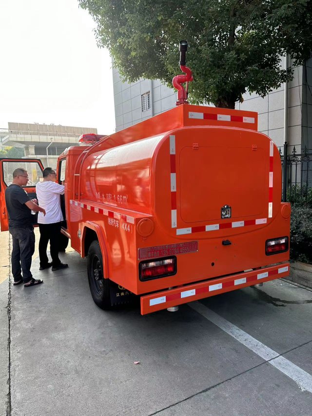四驱消防洒水车